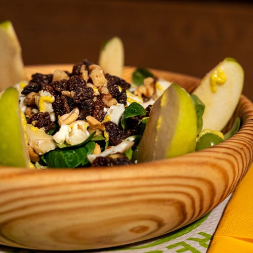 Mézclum de canónigos, olivas, queso de cabra o tofu, frutos secos y manzana verde